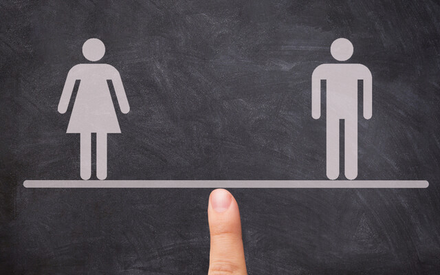 Een weegschaal met een vrouw links en een man rechts