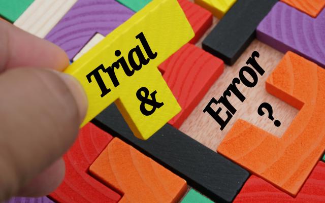 Puzzelstukjes met de woorden 'Trial & Error?'.