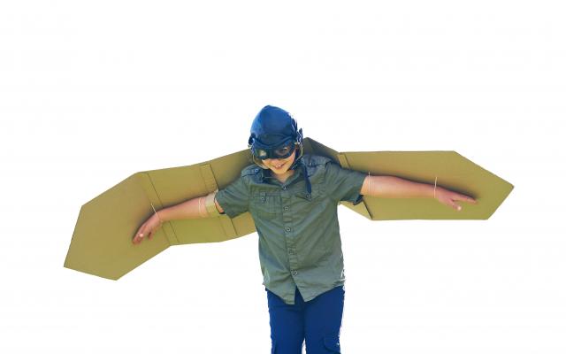 Een kind verkleed als piloot.