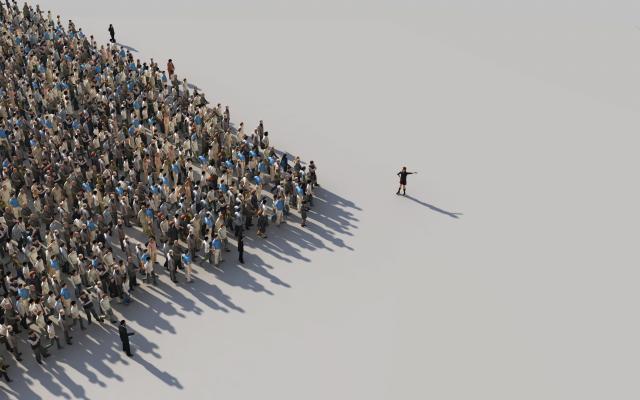 Een massa mensen in de vorm van een pijlpunt.