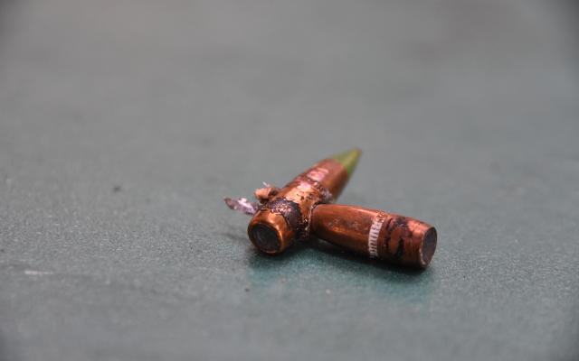 Twee kogels waarvan de een de ander heeft doorboord.