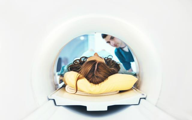 Iemand ligt in een MRI-apparaat.