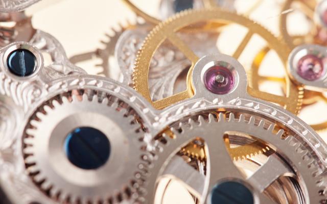 Close-up van tandwielen van een horloge.