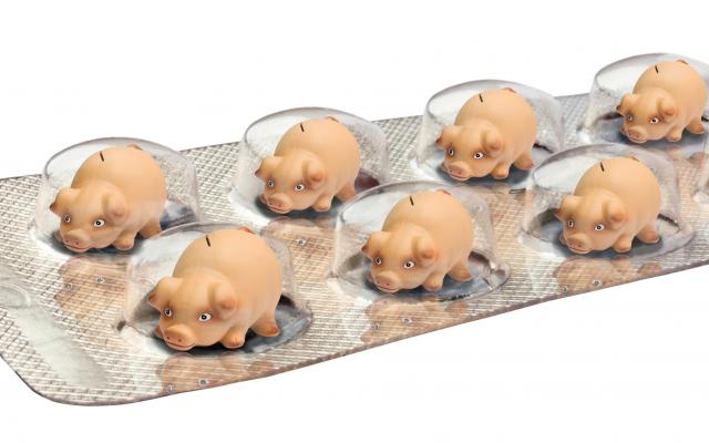 Een pillenstrip met spaarvarkentjes.