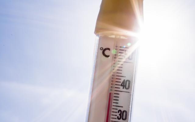 Een thermometer in de zon.