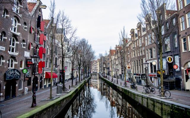 Foto van een stadsgracht.
