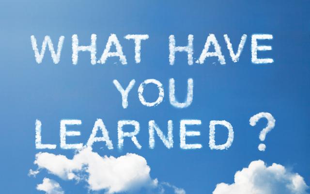 Blauwe lucht met wolken en de witte tekst "What have you learned?".