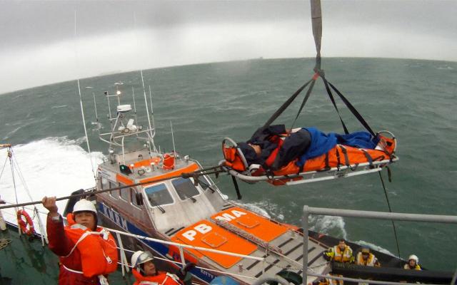 Evacuatie door de KNRM-reddingboot van Scheveningen.
