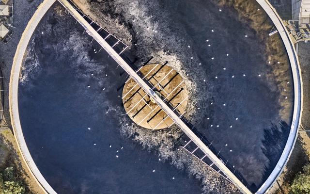 Een waterzuiveringssysteem gefotografeerd van bovenaf.