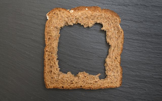 Een bruine boterham waaruit het middelste deel ontbreekt.