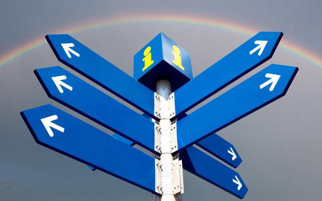 Blauwe richtingsborden.