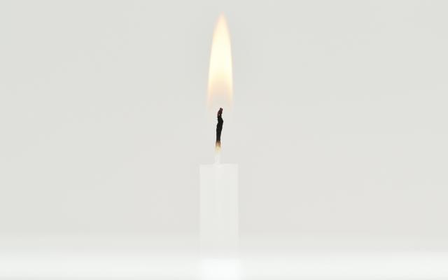 Een brandende kaars.
