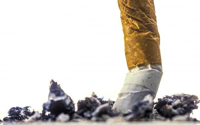 Een uitgedrukte sigarettenpeuk.