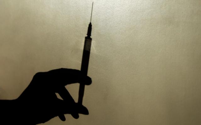 Hand met injectiespuit