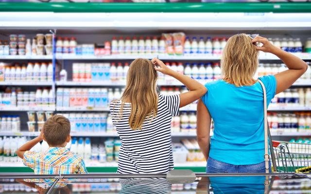 Mensen die naar een boodschappenschap kijken