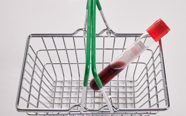 Winkelmandje met reageerbuis erin