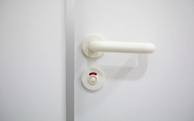 Toiletdeur die op slot zit