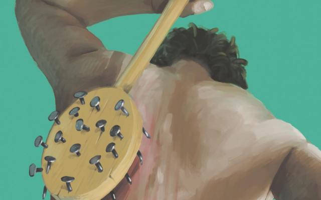 Iemand die met een borstel met spijkers op de rug krabt