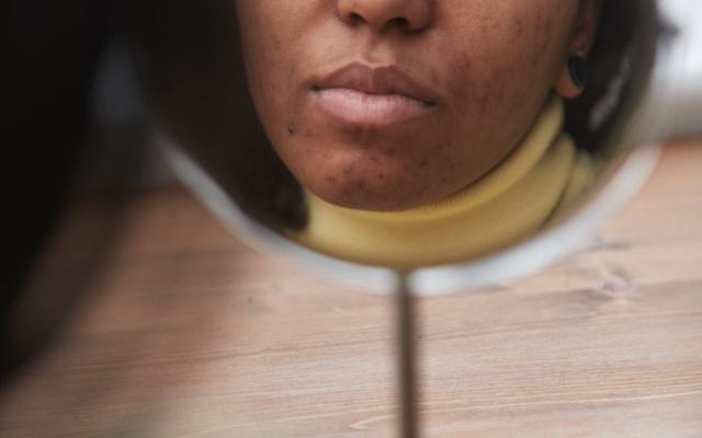 Portret van vrouw met donkere huid