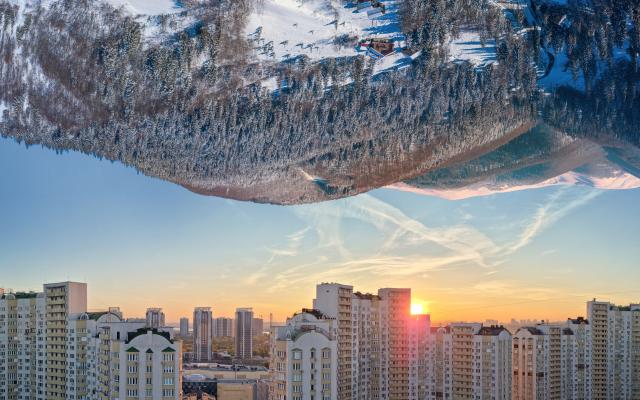 Skyline met omgekeerde bergen in de lucht