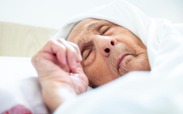 Oude patiënt in bed