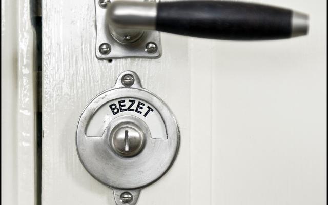 Toiletdeur die op slot zit