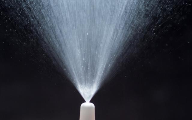 Iemand die in de lucht sprayt