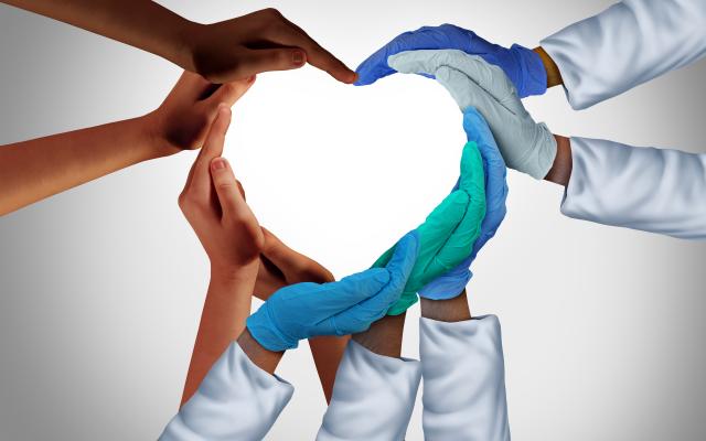 Handen die samen een hart vormen