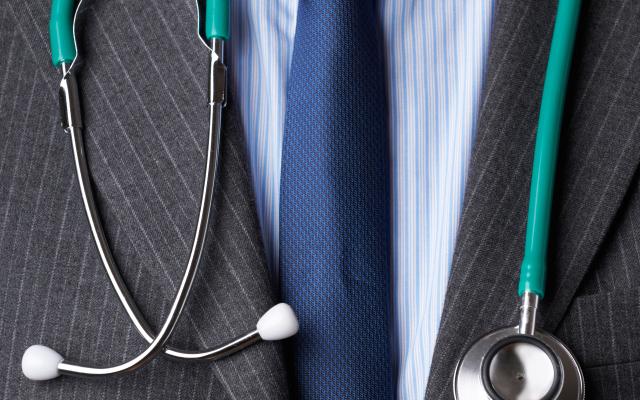 Een man met een pak en stethoscoop