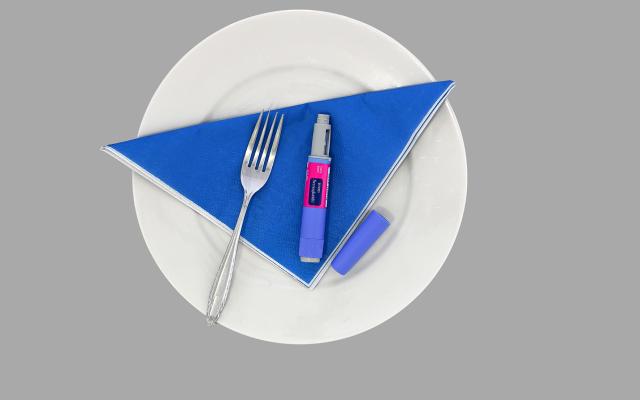 Bord met vork en medicatie erop