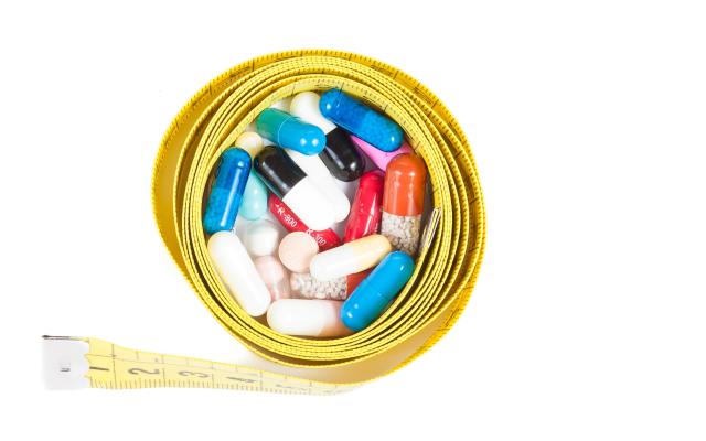Een meetlint om een aantal pillen heen