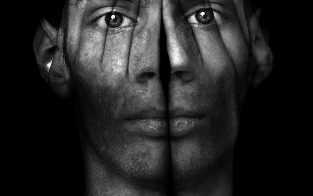 Een gezicht geprojecteerd op 2 handen