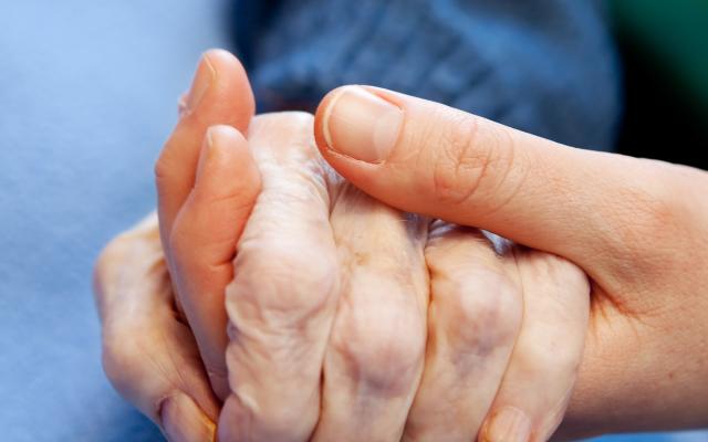 Twee handen die elkaar vasthouden