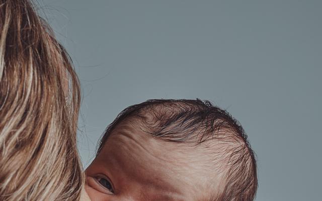 Vrouw die een baby vasthoudt