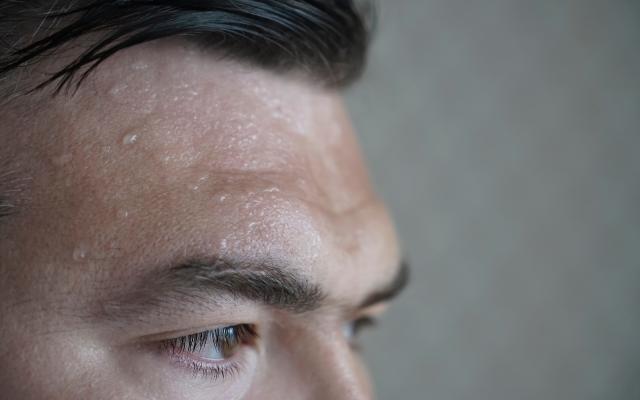 Een man met een bezweet voorhoofd