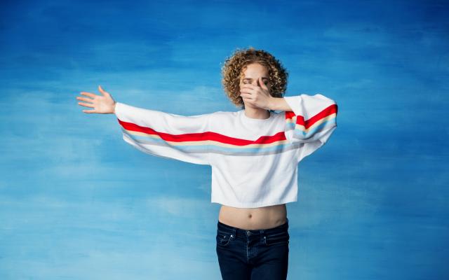 Jongere die één kant op wijst