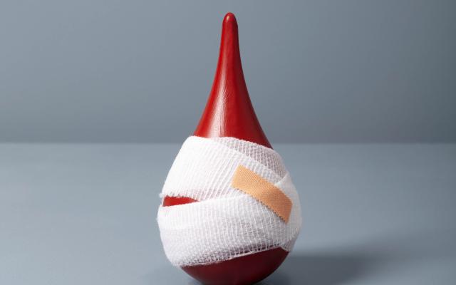 Een bloeddruppel met een verband eromheen