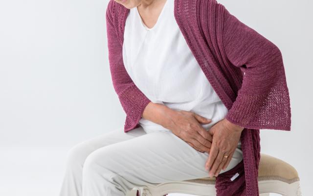 Patiënt die naar de heup grijpt