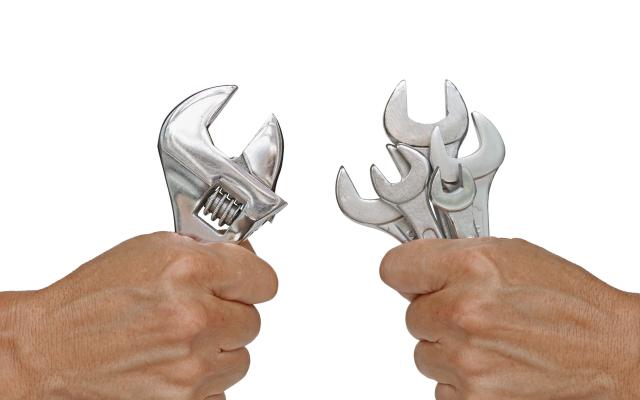 twee handen die gereedschap vasthouden