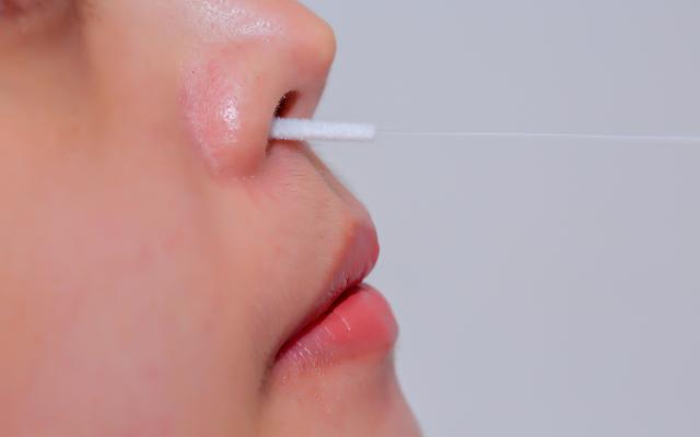 Vrouw die een COVID test krijgt