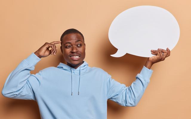 Man houdt een tekstballon vast