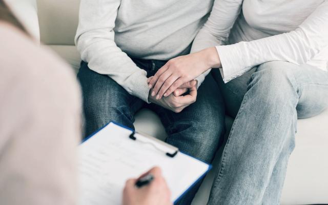 Twee mensen waarbij een vragenlijst doorlopen wordt