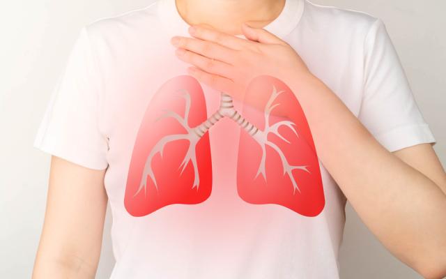 Iemand met wit T-shirt met rode longen erop