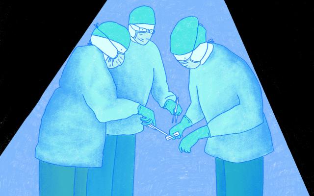 3 Chirurgen onder een operatielamp