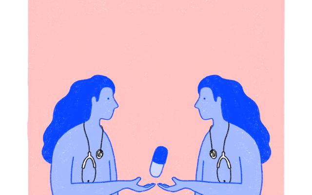 Twee mensen met een pil tussen hen in