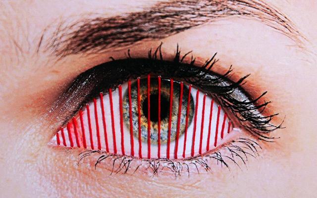 Een oog wat 'geborduurd' is met rood draad