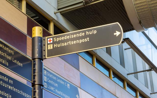 Een bordje met spoedeisende hulp erop