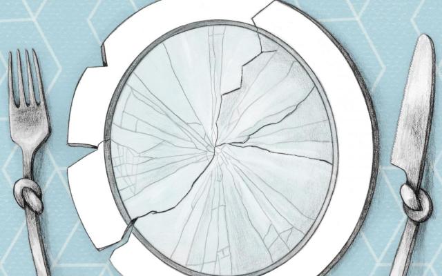 Een beschadigd bord met bestek waar een knoop in zit