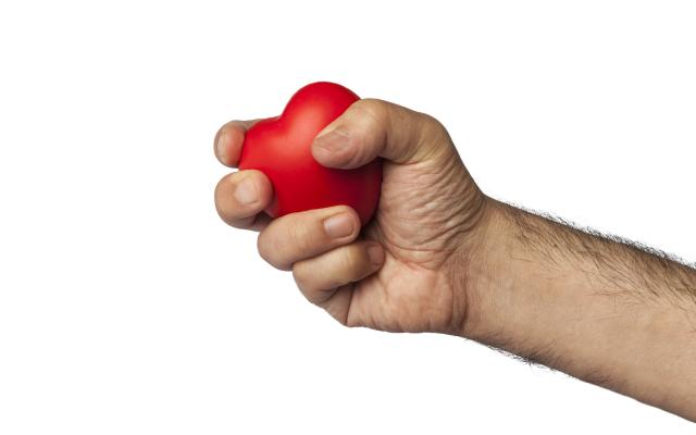 Hand met stressbal in de vorm van hart