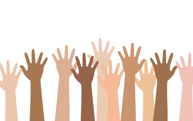 Opgestoken handen in verschillende huidskleuren.